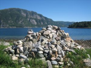 The cairn of stones marking Keiko's grave